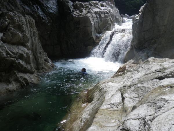 通称・裏見の滝。左の流れは天然のウォータースライダーで滝つぼに落ちることができます。勇気がチョットだけ必要です。